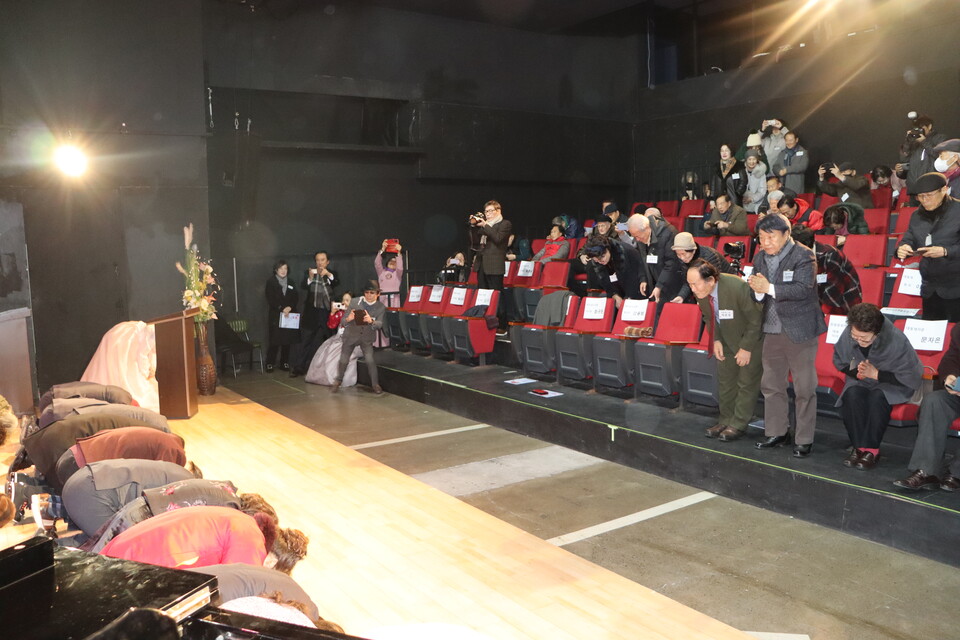 지난 31일 오후 6시 창원시 마산문화예술센터 시민극장에서 열리는 제38회 대동제에서 홍남표 창원시장, 손태화 창원시의회 의장, 정규헌 경남도의원 등 지역 인사들이 원로 예술인에게 새해 인사를 하고 있다. /주성희 기자