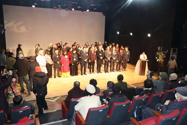 지난 31일 오후 6시 창원시 마산문화예술센터 시민극장에서 열리는 제38회 대동제에서 홍남표 창원시장, 손태화 창원시의회 의장, 정규헌 경남도의원 등 지역 인사들이 원로 예술인에게 새해 인사를 하고 있다. /주성희 기자