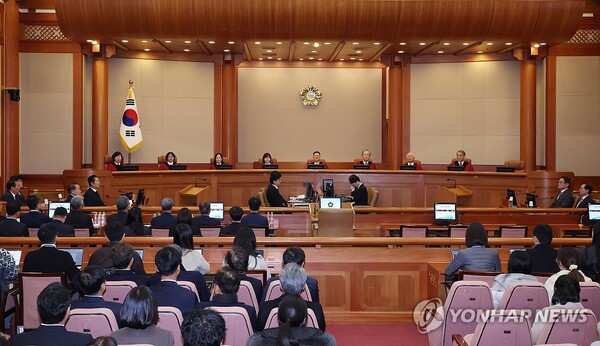 윤석열 대통령 탄핵 심판 첫 변론이 열린 1월 14일 오후 서울 종로구 헌법재판소 대심판정에 헌법재판관들이 입장해 자리에 앉고 있다. /연합뉴스