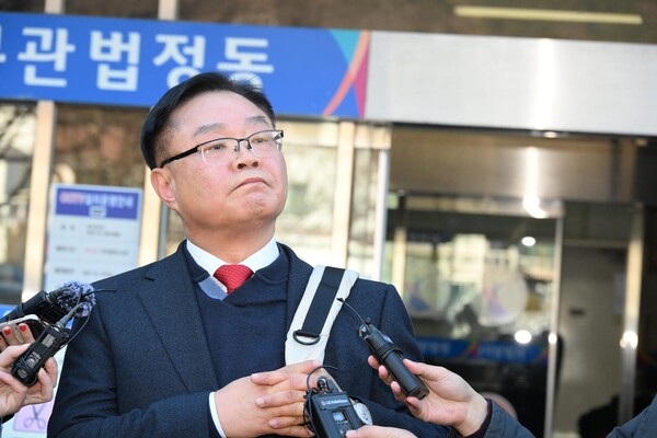 지난해 12월 공직선거법 위반 혐의로 징역형 집행유예를 선고받은 홍남표 창원시장이 법원 밖에서 취재진 질문을 받고 있다. /경남도민일보DB