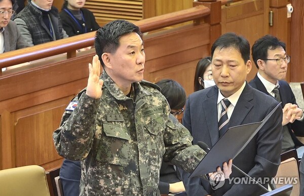 이진우 전 육군 수도방위사령관이 4일 서울 종로구 헌법재판소에서 열린 윤석열 대통령 탄핵심판 5차 변론기일에서 증인 선서를 하고 있다. /연합뉴스