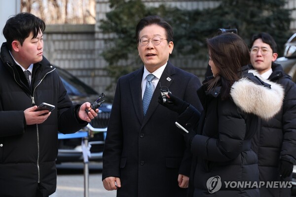 더불어민주당 이재명 대표가 4일 오전 서울 서초구 서울중앙지법에서 열린 '대장동 배임·성남FC 뇌물' 관련 1심 속행 공판에 출석하며 취재진 질문에 답하고 있다. /연합뉴스