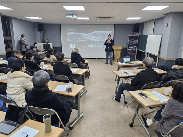 이장희 창원대 법학과 교수가 4일 오전 7시 창원 마산회원구 회원동 마산YMCA 청년관에서 발언하고 있다. /최석환 기자 