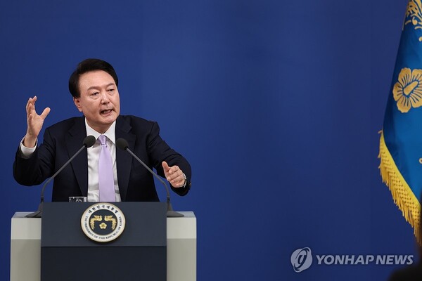 윤석열 대통령이 지난해 11월 7일 오전 서울 용산 대통령실 청사 브리핑실에서 열린 '대국민담화 및 기자회견'에서 질문에 답변하고 있다. /연합뉴스