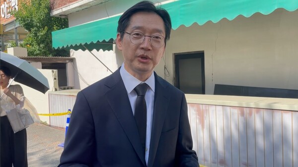 김경수 전 경남도지사가 지난해 5월 23일 노무현 전 대통령 추도식 이후 권양숙 여사를 예방하고 나오는 길에서 앞으로 계획을 언급하고 있다. /경남도민일보 DB