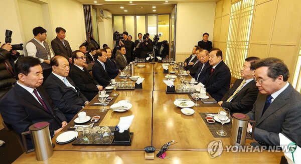 전직 국회의원 모임인 대한민국헌정회 정대철 회장이 지난해 12월 31일 서울 여의도의 한 식당에서 열린 전 국회의장·국무총리·정당 대표 초청 긴급 간담회에서 발언하고 있다. /연합뉴스