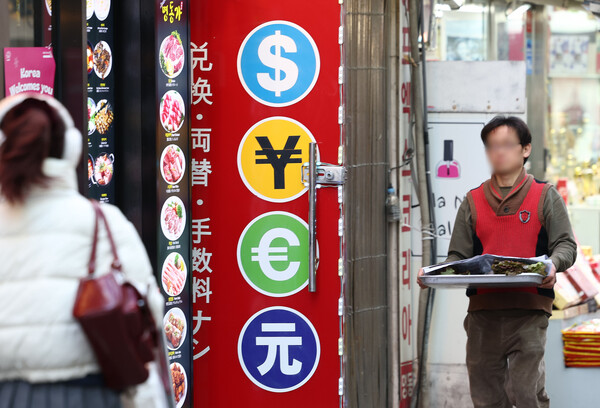 상승 흐름을 타고 있는 국제유가와 원/달러 환율이 물가를 끌어올리는 주요인이 되면서 소비자물가 상승률이 2%대로 상승했다. 5일 통계청이 발표한 소비자물가 동향을 보면 1월 소비자물가 지수는 115.71(2020년=100)로 1년 전보다 2.2% 상승했다. 사진은 이날 서울 명동의 한 환전소 모습. /연합뉴스 