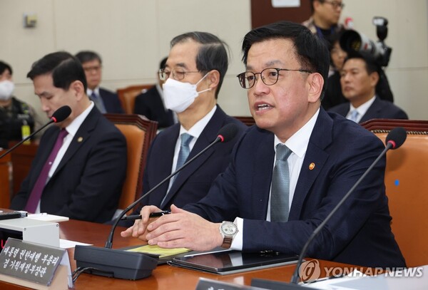 최상목 대통령 권한대행 부총리 겸 기획재정부장관이 6일 서울 여의도 국회에서 열린 '윤석열 정부의 비상계엄 선포를 통한 내란 혐의 진상규명 국정조사 특별위원회' 3차 청문회에서 발언하고 있다. /연합뉴스