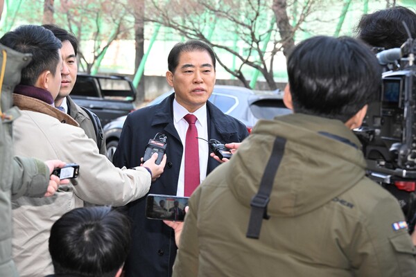 정치자금법 위반 등 혐의로 구속기소된 명태균 씨와 김영선 전 국회의원 등에 대한 공판준비기일이 지난해 12월 23일 창원지방법원에서 열렸다. 명태균 법률대리인 남상권 변호사가  창원지방법원 앞에서 기자들의 질문에 답하고 있다. /김구연 기자