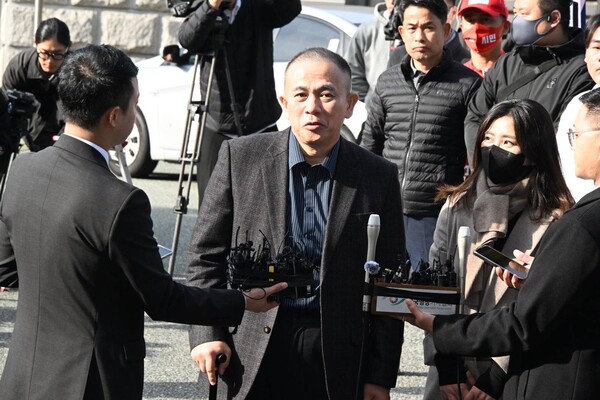 명태균 씨가 지난해 11월 8일 오전 창원지방검찰청 앞에서 취재진의 질의에 응답하고 있다. /김구연 기자 