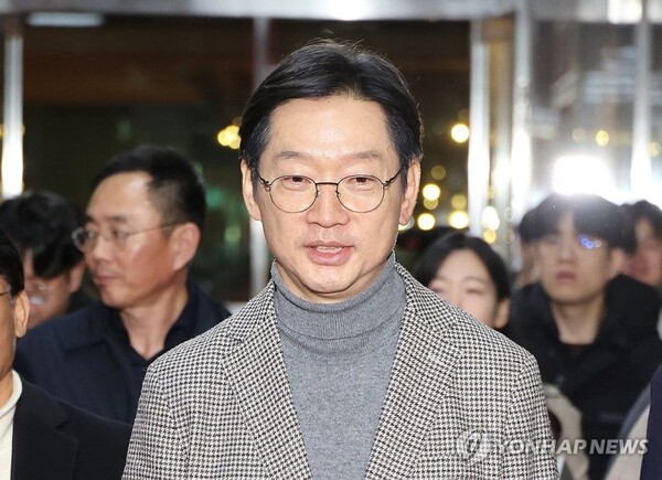 독일에서 유학 중인 김경수 전 경남도지사(가운데)가 지난해 12월 5일 오후 급거 귀국해 국회를 방문, 우원식 국회의장을 예방하기 위해 이동하고 있다. /연합뉴스 