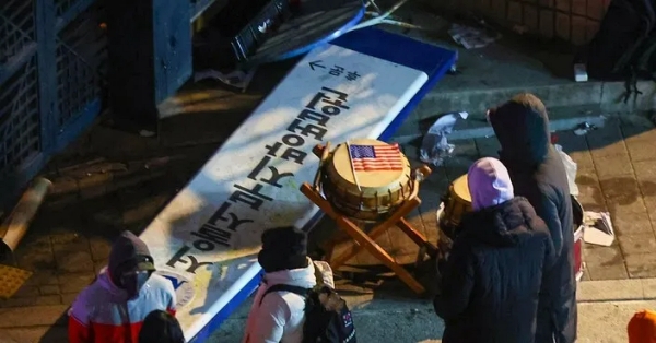 내란 우두머리 혐의를 받는 윤석열 대통령의 구속영장이 발부된 19일 오전 서울 마포구 서울서부지방법원 후문에서 윤 대통령 지지자들이 부순 현판이 놓여있다. /연합뉴스