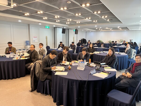 부산·경남행정통합공론화위원회가 11일 부산 해운대센트럴호텔에서 워크숍과 3차 회의를 열었다. 이날 권순기·전호환 공동위원장을 비롯한 공론화위원 20여 명이 참석했다. /경남도