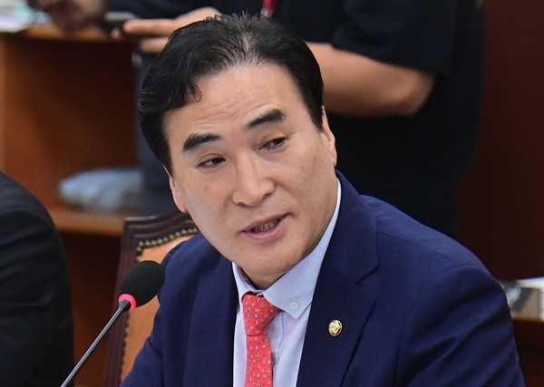 김종양 국회의원이 국회 행정안전위원회 전체회의에서 국무위원에게 질의하고 있다. /김종양 의원실