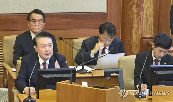 윤석열 대통령이 11일 서울 종로구 헌법재판소에서 열린 본인의 탄핵심판 7차 변론에 피청구인으로 출석해 발언하고 있다. /연합뉴스