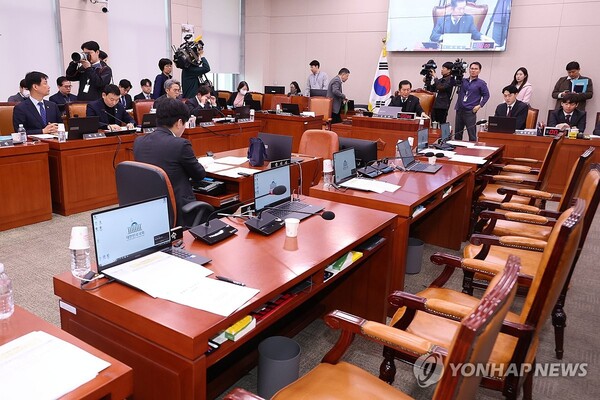 12일 국회 법제사법위원회 전체회의에서 '명태균 특검법'이 야당 단독으로 상정됐다. 이에 반발해 퇴장한 여당 위원들의 자리가 비어 있다. /연합뉴스