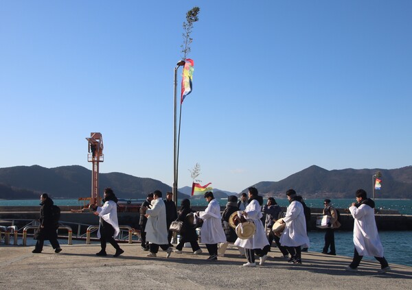 배에서 내린 굿패가 매구를 치며 마을로 들어선다. /백솔빈 기자