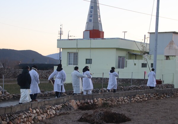 골메기굿을 하며 동네를 돌고 있는 굿패와 무당. /백솔빈 기자