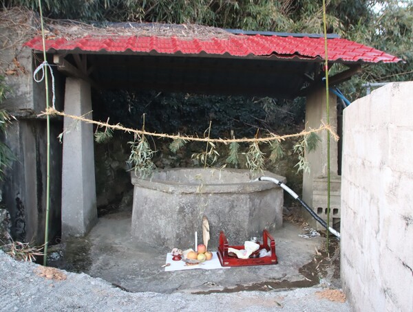 우물 앞에서 골메기굿을 하고 난 다음, 젯밥이 놓여져 있다. /백솔빈 기자