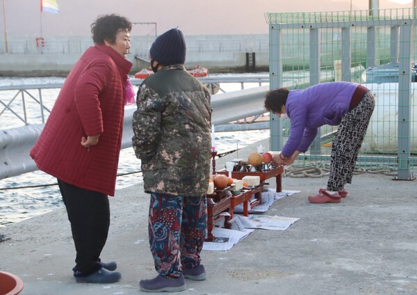 마을 어르신들이 용왕맞이굿에 올릴 작은 상을 차리고 있다. /백솔빈 기자