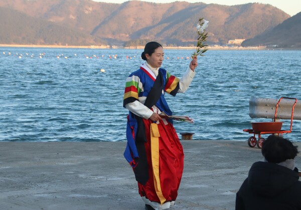 무녀가 용왕맞이굿을 진행 중이다. /백솔빈 기자