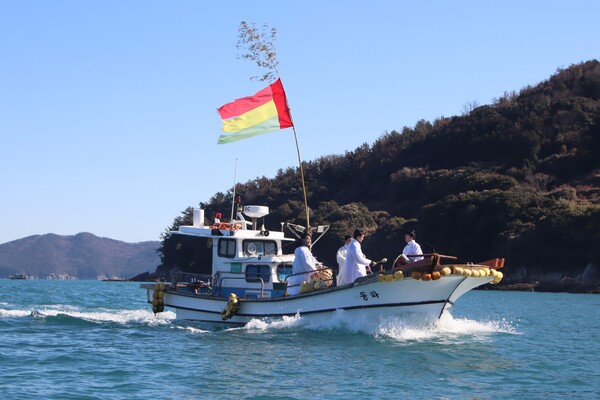 끝으로 굿패가 배를 타고 나가 상에 차려졌던 재물을 바다에 바치고 있다. /백솔빈 기자