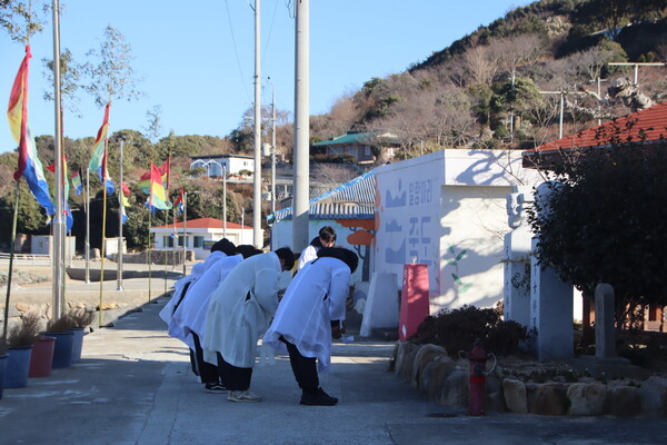 굿패가 돌장승에게 인사를 올리고 있다. /백솔빈 기자