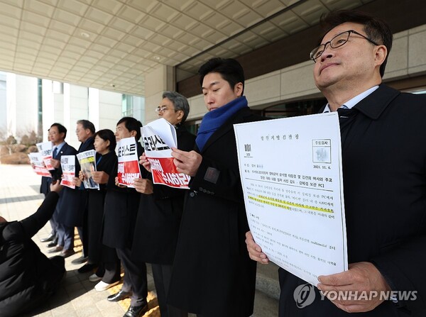 더불어민주당 명태균게이트 진상조사단 염태영 의원이 14일 서울 서초구 대검찰청을 항의 방문하기 전 취재진 앞에서 창원지검 서류를 들어 보이고 있다. /연합뉴스