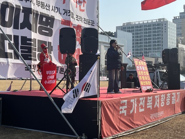 김미나 창원시의원이 16일 오후 창원광장에서 열린 대통령 탄핵 반대 집회에서 발언하고 있다. /김다솜 기자