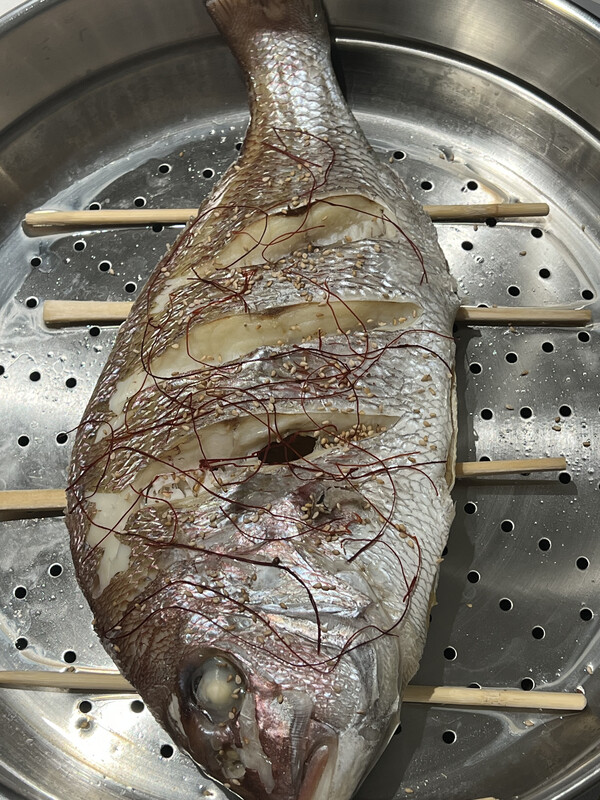 큰 사위 조 서방을 위해 생선찜을 하기 위해서는 준비 과정이 꽤나 길다. 찜기에 넣어서 찐 생선. /김윤지