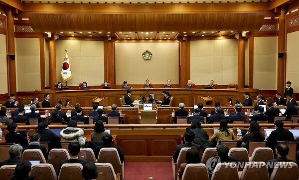 18일 서울 종로구 헌법재판소에서 윤석열 대통령 탄핵심판 9차 변론이 열리고 있다. 윤 대통령은 이날 변론에 출석하기 위해 헌법재판소에 왔으나 변론 시작 전 구치소로 복귀했다. /연합뉴스