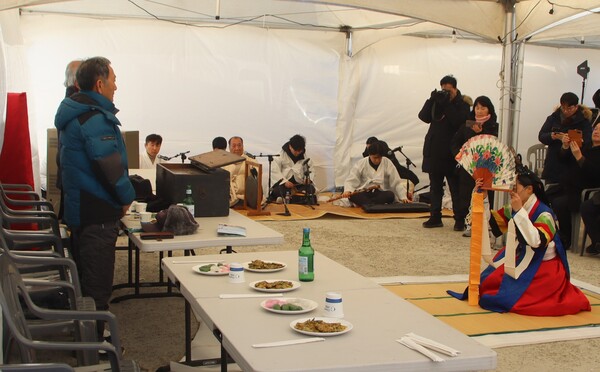 통영 죽도마을 별신굿 중 마을문서함 지동궤를 열고 하는 지동굿 /백솔빈 기자