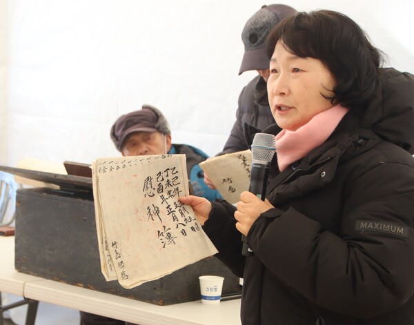 동아대 허모영 박사가 별신굿 현장에서 지동궤에 보관된 문서에 대해서 말하고 있다. /백솔빈 기자