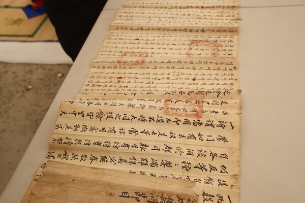 19세기 거제부가 죽도 마을에 발행한 문서 '절목'. 지동궤에 보관돼 전승, 보전되고 있다. /백솔빈 기자