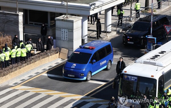 윤석열 대통령의 첫 형사재판이 열린 20일 윤 대통령이 탄 법무부 호송차가 서초구 서울중앙지법을 나오고 있다. /연합뉴스