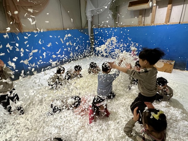 종이놀이를 하는 아이들. /박영희