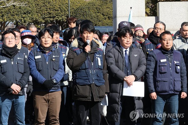2022년 6월 51일간 파업하는 과정에서 대우조선해양(현 한화오션) 업무를 방해한 혐의로 기소된 금속노조 거제통영고성 조선하청지회 관계자 등이 지난 19일 경남 통영시 창원지법 통영지청에서 열린 1심 선고 후 입장을 밝히고 있다. /연합뉴스