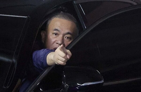 명태균 씨가 지난해 11월 7일 오후 경남 창원시 자택 주차장에서 취재진에게 호통치며 손짓하고 있다. /연합뉴스