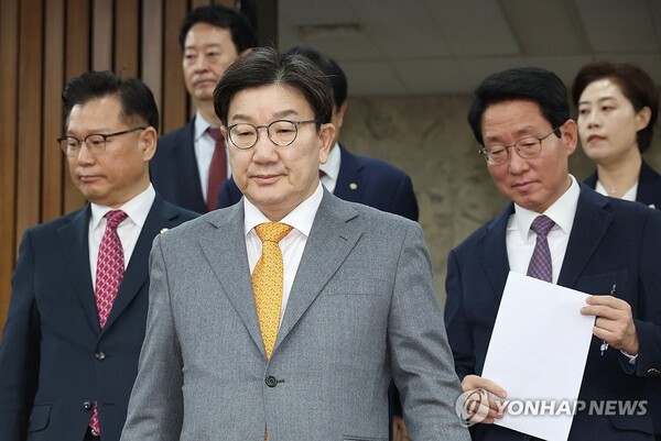 국민의힘 권성동 원내대표가 25일 국회에서 열린 원내대책회의에 김상훈 정책위의장(오른쪽), 이양수 사무총장(왼쪽) 등과 입장하고 있다. /연합뉴스