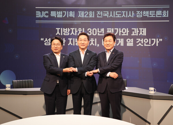 대한민국시도지사협의회와 한국방송기자클럽이 주관한 '제2회 시도지사 정책콘퍼런스'가 25일 서울 한국방송회관에서 열렸다. 시도지사협의회 임원단(유정복 인천시장·박완수 경남도지사·강기정 광주시장)이 기념사진을 찍고 있다. /경남도