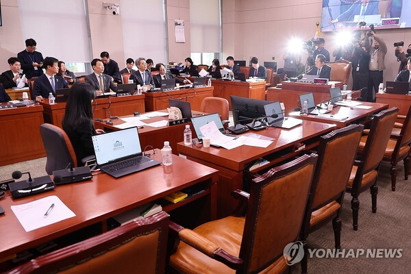 26일 국회 법제사법위원회 전체회의에서 '명태균 특검법'이 야당 단독으로 통과되고 있다. /연합뉴스