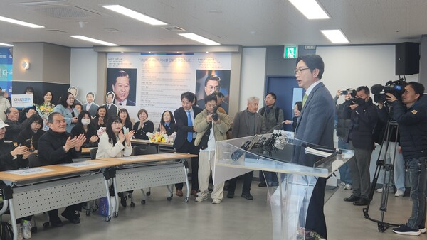 김경수 전 경남도지사가 27일 더불어민주당 경남도당에서 귀국·복당 인사 등을 하는 당원 간담회에 참석했다./우귀화 기자