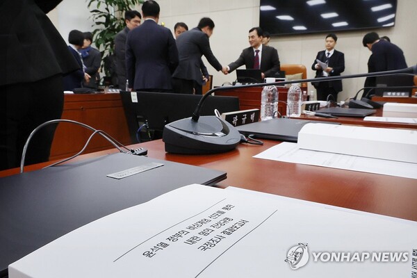 28일 서울 여의도 국회에서 열린 '윤석열 정부의 비상계엄 선포를 통한 내란 혐의 진상규명 국정조사특별위원회' 마지막 전체회의가 끝난 뒤 안규백 위원장과 야당 의원들이 악수하고 있다. /연합뉴스