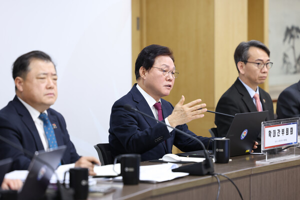 박완수 경남도지사가 4일 도청 도정회의실에서 열린 확대간부회의에서 발언하고 있다. /경남도