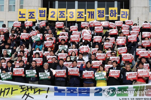 야5당 의원과 양대노총 조합원, 시민 단체 회원들이 6일 서울 여의도 국회 본청 앞에서 노조법 2·3조 개정 재추진을 촉구하며 구호를 외치고 있다. /연합뉴스