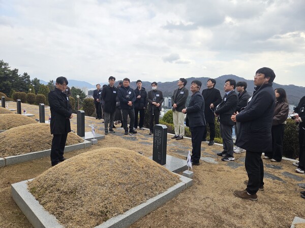 한국기자협회 경남울산기자협회가 3·15의거 65주년을 맞아 6일 전국 언론인을 초청해 역사기행을 마련했다. 이날 남기문 이사가 315국립묘지에서 315의거 열사들을 소개하고 있다. /안지산 기자