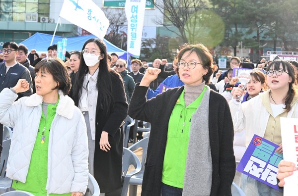 8일 창원시청광장에서 열린 윤석열 대통령 탄핵 촉구 집회에 참석한 시민들이 구호를 외치고 있다. /김구연 기자