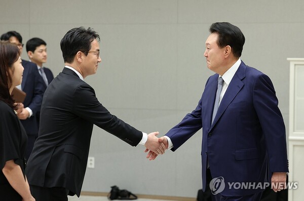 윤석열 대통령이 지난해 9월 18일 서울 용산 대통령실 청사에서 열린 검찰총장 임명장 수여식에 참석, 심우정 검찰총장과 인사하고 있다. /연합뉴스