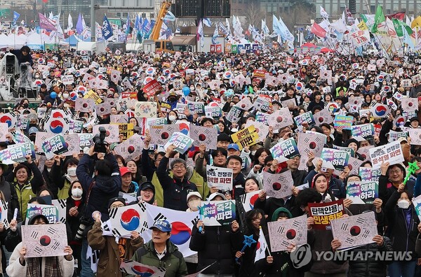 1일 서울 종로구 경복궁역 일대에서 윤석열즉각퇴진·사회대개혁 비상행동(비상행동) 주최 범시민 대행진에서 참가자들이 구호를 외치고 있다. /연합뉴스