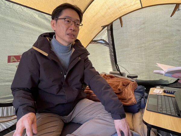 김경수 전 경남도지사가 10일 서울 광화문 인근 윤석열 대통령 탄핵 인용을 촉구하는 무기한 단식 농성장에서 경남도민일보와 인터뷰 하고 있다. /김두천 기자